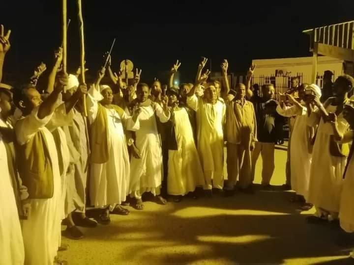 العاملون يالميناء الجنوبي ببورتسودان يقاومون مشروع اغلاق الميناء ويعلنون سير العمل بمحطة الحاويات بصورة ممتازة