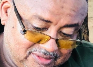 اجراس فجاج الارض .. عاصم البلال الطيب  ... بين الكافين و بعد نزار .. من يقرأ الكف والفنجان؟